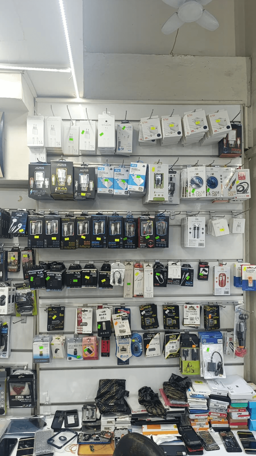 Kılınç Teknomarket şarj cihazları, kablolar ve telefon aksesuarları