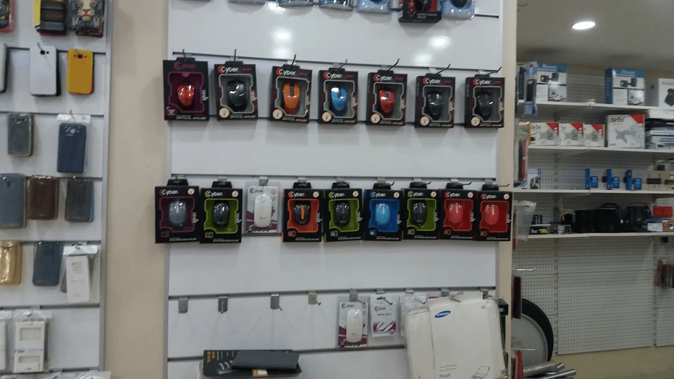 Kılınç Teknomarket bilgisayar aksesuarları reyonu